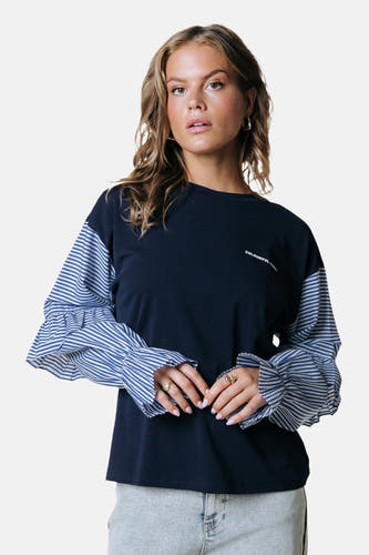 Pull bleu de COLOURFUL REBEL avec des rayures verticales et une manche plissée.