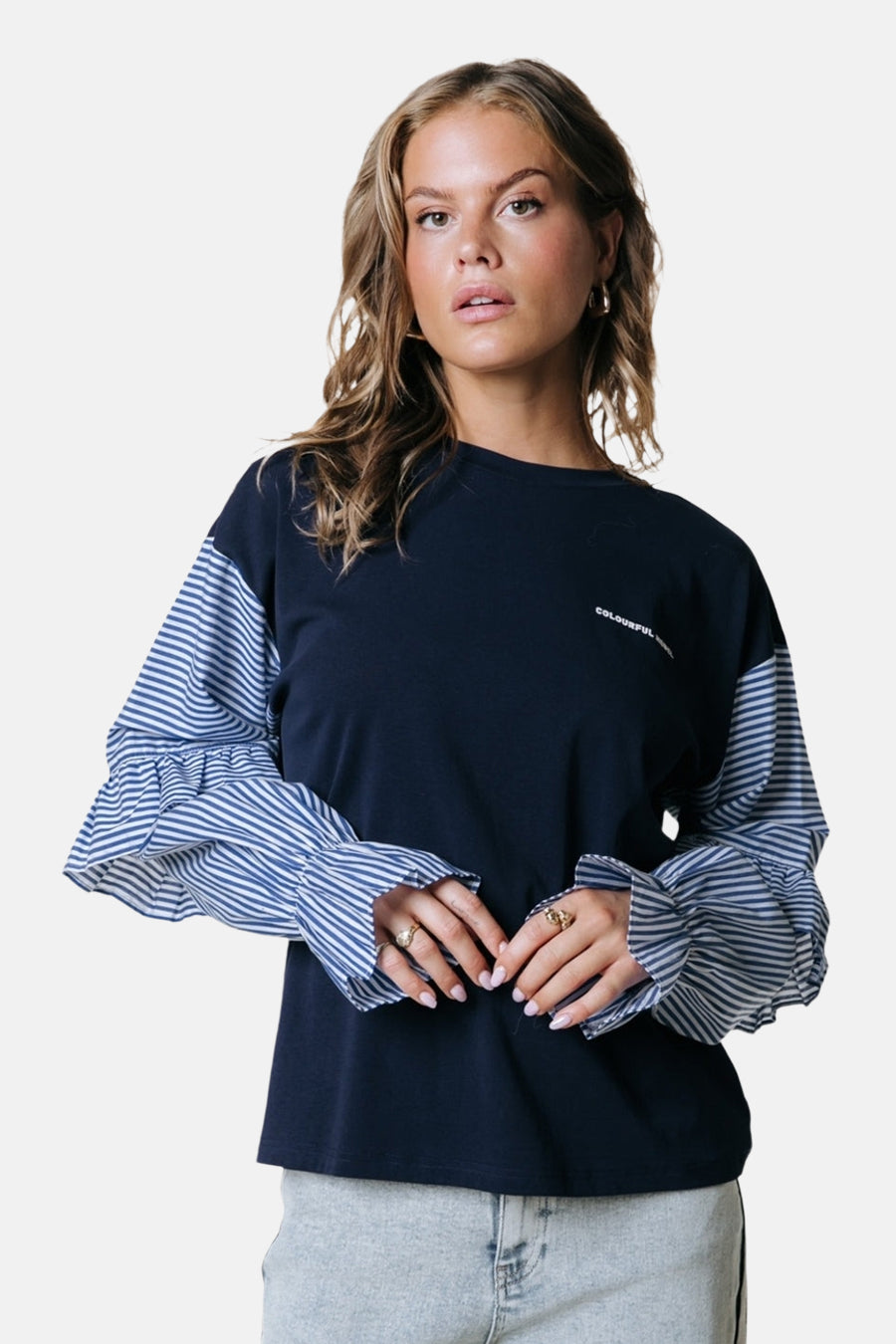 Pull bleu de COLOURFUL REBEL avec des rayures verticales et une manche plissée.
