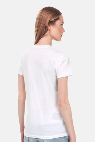 Wit T-shirt met korte mouwen van Tommy Hilfiger, achterkant, gedragen met een spijkerbroek.
