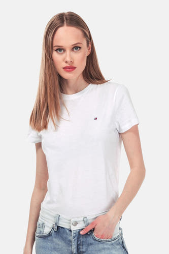 Wit T-shirt met korte mouwen van TOMMY HILFIGER, gecombineerd met een blauwe jeans.