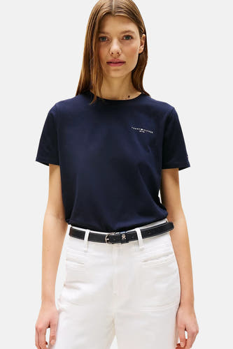 Blauw T-shirt met korte mouwen van TOMMY HILFIGER, gedragen met witte broek en zwarte riem.
