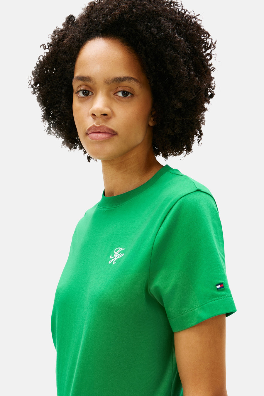 Groene T-shirt van TOMMY JEANS, met korte mouwen, logo op de borst en kleine vlag op de mouw.