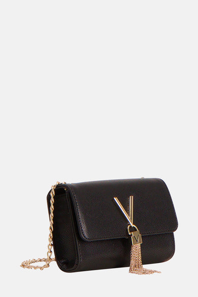 Zwarte schoudertas van VALENTINO BAGS, met gouden ketting en V-vormige hanger met kettingfranjes.
