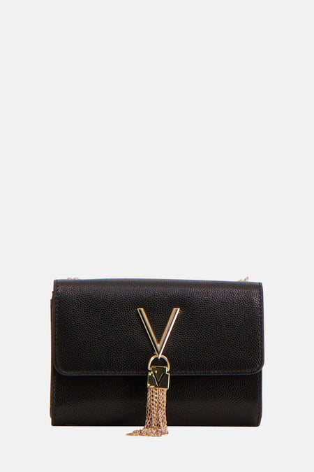 Zwarte schoudertas van VALENTINO BAGS, met gouden V-logo en kettingdetail met franjes.