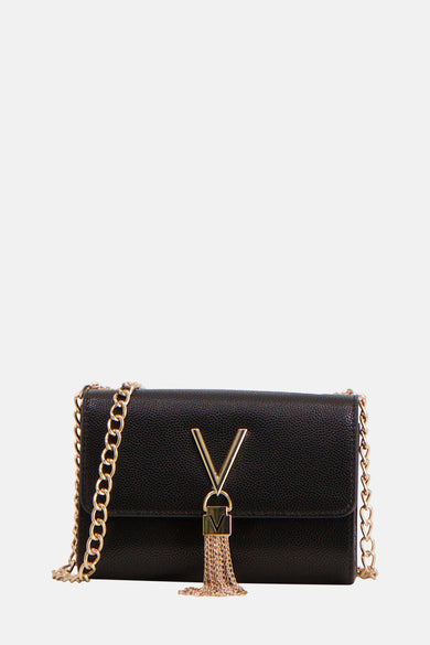 Zwarte schoudertas van VALENTINO BAGS met gouden kettingriem en een gouden V-logo met kwastje.
