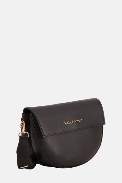 Sac bandoulière noir de VALENTINO BAGS, avec une étiquette dorée et un large bandoulière.