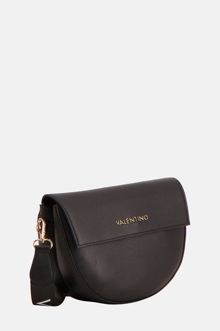 Sac bandoulière noir de VALENTINO BAGS, avec une étiquette dorée et un large bandoulière.