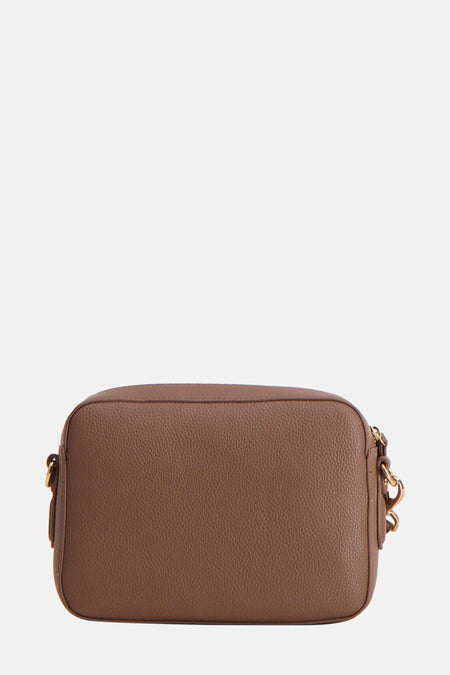 Bruine schoudertas van VALENTINO BAGS, met een fijne ledertextuur en een goudkleurige schouderketting.
