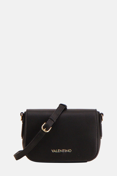 Sac à dos noir de VALENTINO BAGS, avec une texture granuleuse et une bandoulière ajustable avec un fermoir doré.