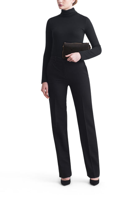 Zwarte schoudertas van VALENTINO BAGS, gehouden door een model met een zwarte coltrui en zwarte pantalon.