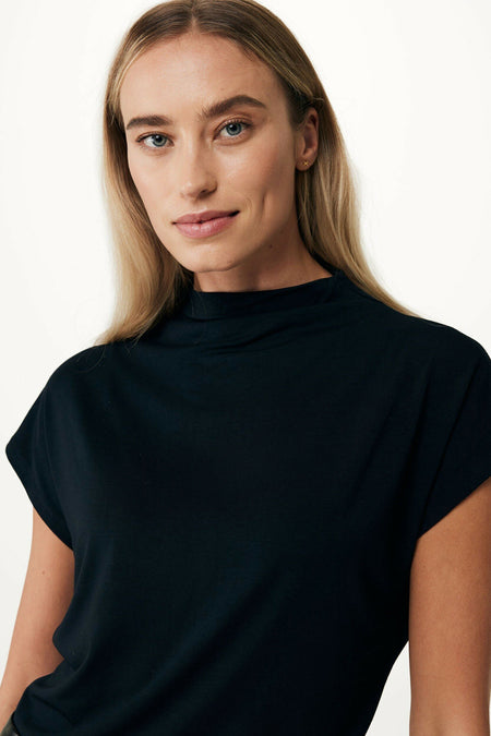 Blouse noire à col montant et manches courtes de MEXX, coupe ajustée, vue de face sur mannequin