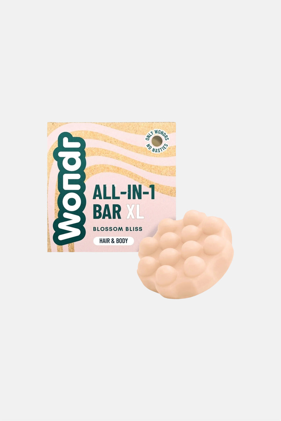 Licht perzikkleurige All-in-1 bar van WONDR CARE met noppenstructuur, naast de roze en goud gestreepte verpakking.