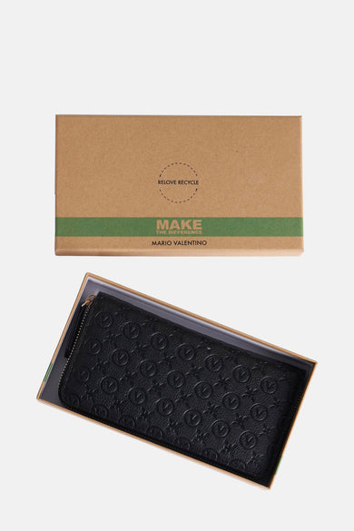 Portefeuille noir VALENTINO BAGS, avec un motif de logo relief et une fermeture éclair, dans la boîte d'emballage.