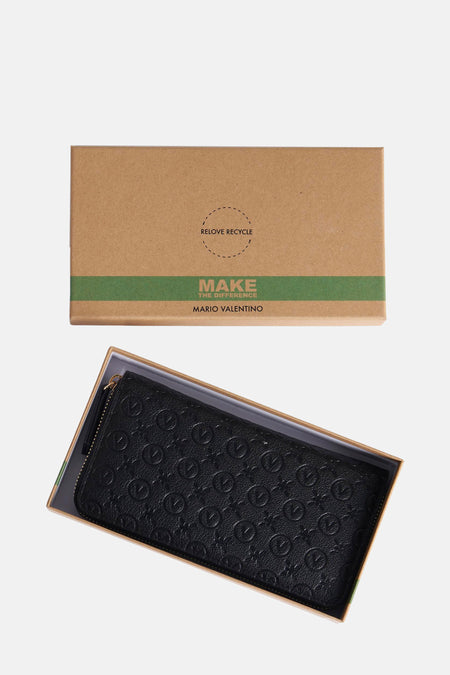 Portefeuille noir VALENTINO BAGS, avec un motif de logo relief et une fermeture éclair, dans la boîte d'emballage.