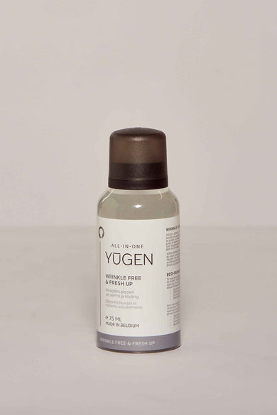 Multicolor verzorgingsproduct van YŪGEN, in een doorzichtige plastic fles met een donkere dop.
