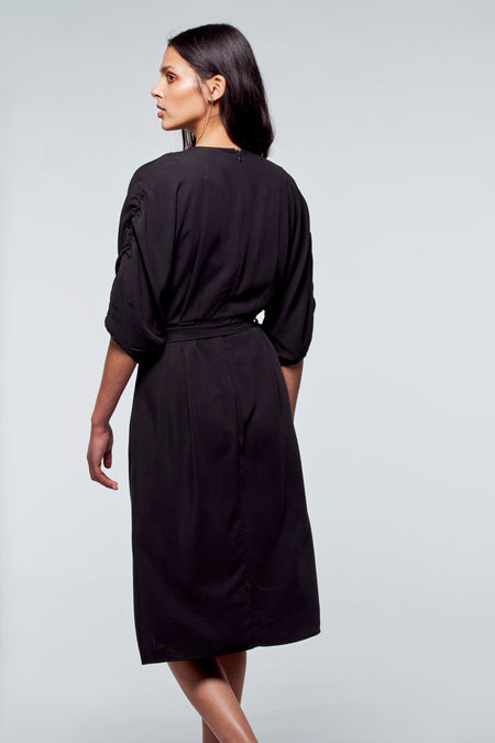 Robe noire YŪGEN, avec des manches courtes et une ceinture à la taille.