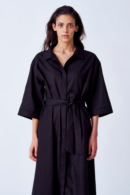 Robe noire à manches courtes de YŪGEN, nouée à la taille avec une ceinture.
