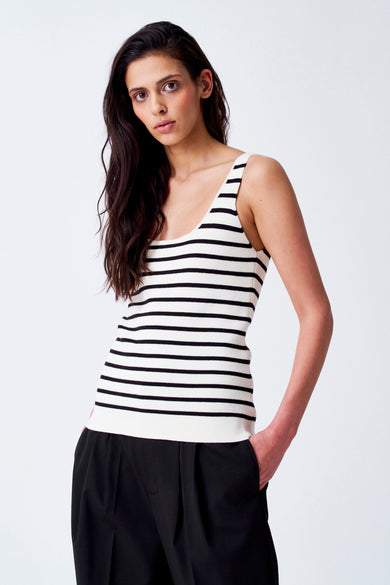 T-shirt beige YŪGEN, avec un motif à rayures et une texture côtelée, cropé.