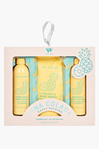 Multicolour geschenkset van UPPER CANADA, met ananas illustraties op de verpakking, inclusief douchegel, scrub en bodylotion.
