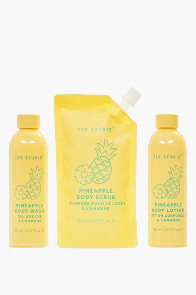 Multicolor geschenk van UPPER CANADA, met ananas-thema verpakkingsontwerpen op de gele flessen en verpakking.

