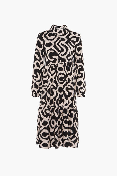 Robe écru à longues manches de HAILYS, avec un motif ondulé noir et une jupe plissée.