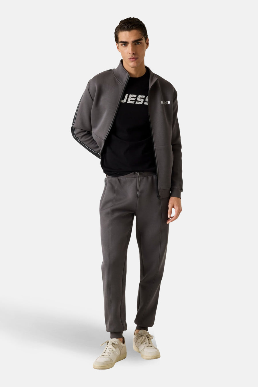 Short de jogging Guess Guess Guess Guess une central with and and and a combined T-shirt shirt vest.