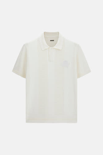 Witte polo met perforatie en geborduurd logo van Guess, voorzien van korte mouwen en gestreepte zoom, front view