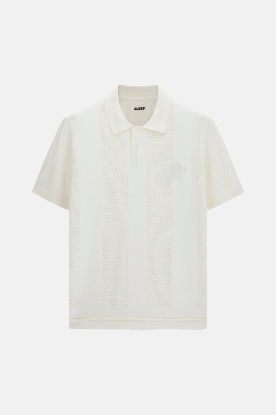 Witte polo met perforatie en geborduurd logo van Guess, voorzien van korte mouwen en gestreepte zoom, front view