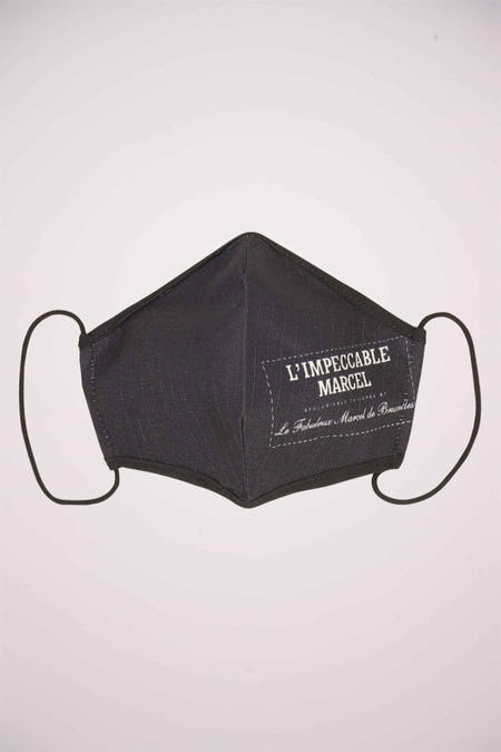Zwart mondmasker van ZEB STYLE LAB, met een opgenaaid label met tekst en zwarte elastische oorlussen.

