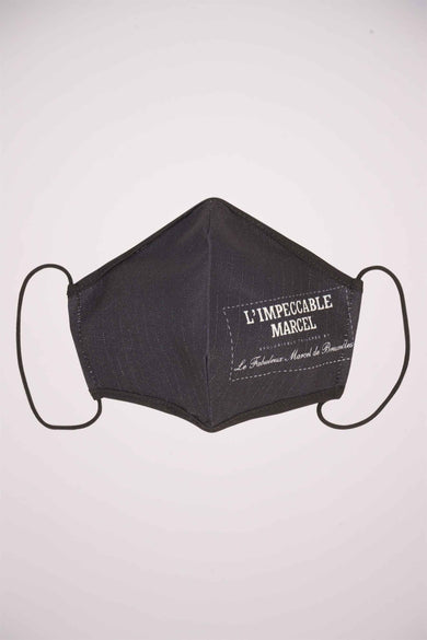 Zwart mondmasker van ZEB STYLE LAB, met een opgenaaid label met tekst en zwarte elastische oorlussen.
