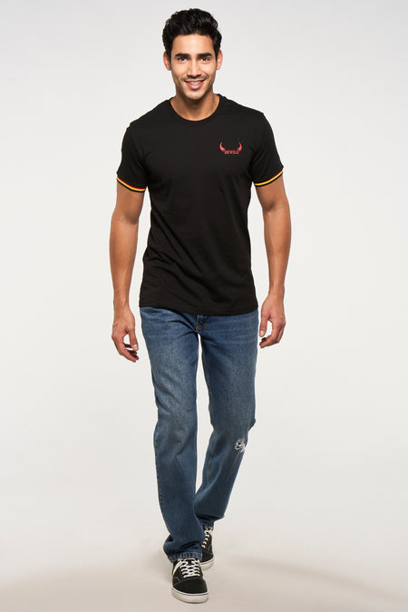 Zwart T-shirt van ZEB STYLE LAB, met korte mouwen en rode accenten op de mouwen en borst.