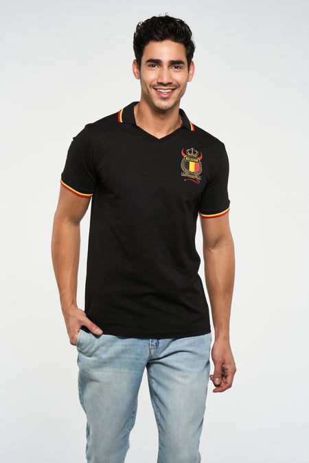 T-shirt noir à manches courtes de ZEB STYLE LAB, avec logo belge sur la poitrine et jeans bleus.