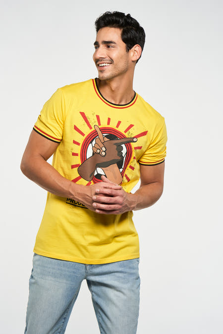 T-shirt jaune de ZEB STYLE LAB, avec manches courtes, un imprimé de mains croisées et le texte "Product of Belgium".