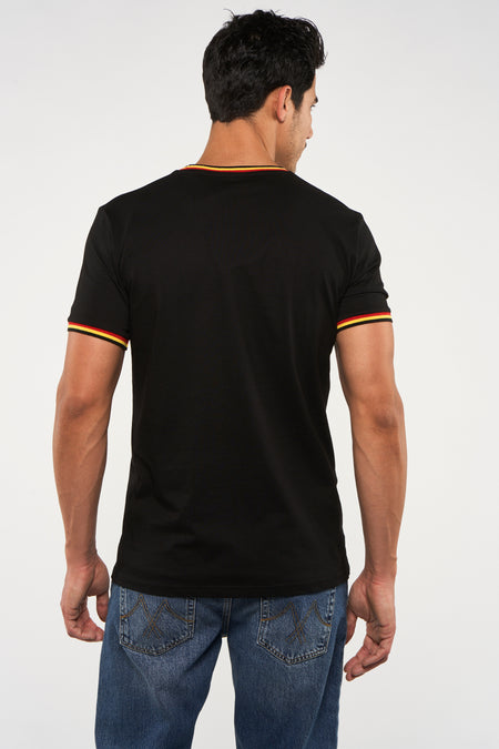 T-shirt noir de ZEB STYLE LAB, avec manches courtes et des accents noirs, rouges et jaunes.