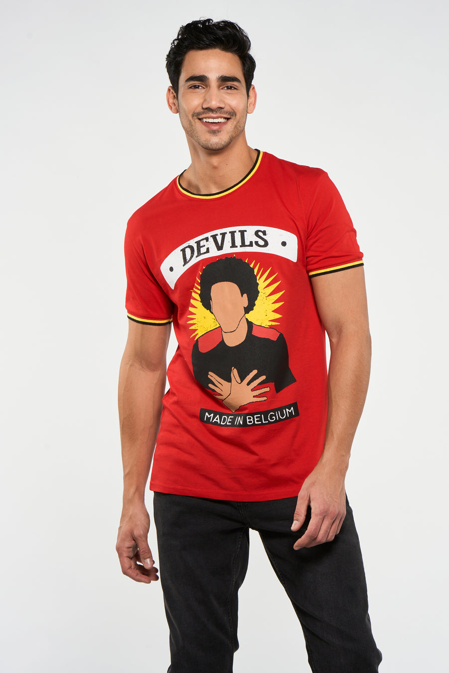 Rood T-shirt van ZEB STYLE LAB, met een opdruk van een persoon en de tekst "Devils Made in Belgium".