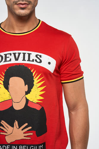 Rood T-shirt met korte mouwen van ZEB STYLE LAB, met grafische print van gezicht en "Made in Belgium".