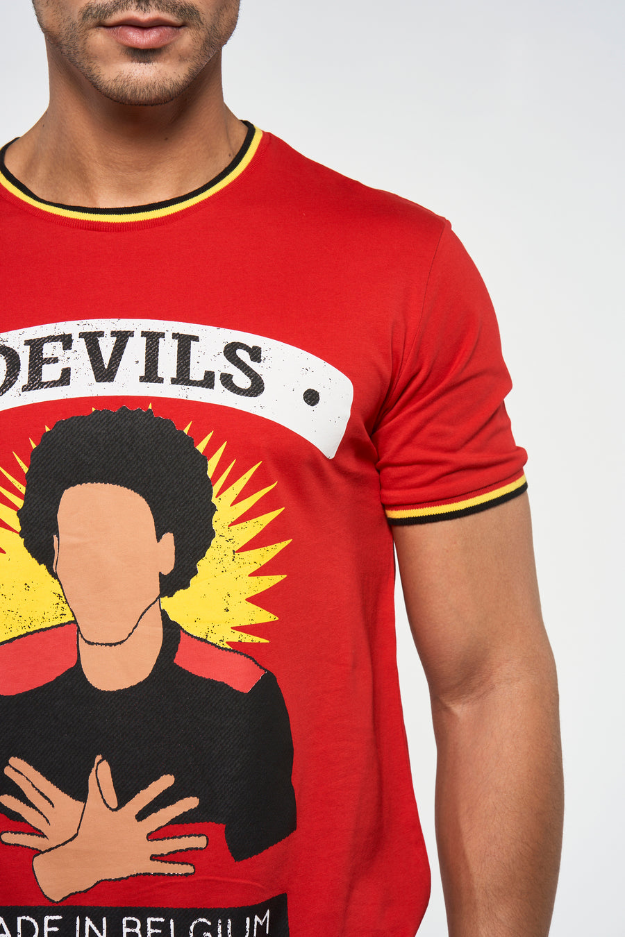 Rood T-shirt met korte mouwen van ZEB STYLE LAB, met grafische print van gezicht en "Made in Belgium".