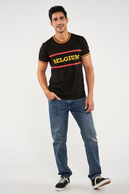 Zwart T-shirt van ZEB STYLE LAB met rode en gele accenten, gedragen met jeans en sneakers.