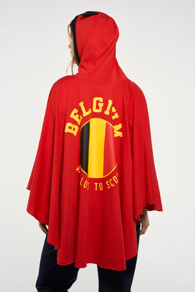 Rode poncho van ZEB STYLE LAB, met Belgische vlag en tekst op de achterkant, capuchon en donkere broek.
