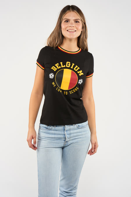 T-shirt noir à manches courtes de ZEB STYLE LAB, imprimé d'un drapeau belge et porté avec un jean bleu.