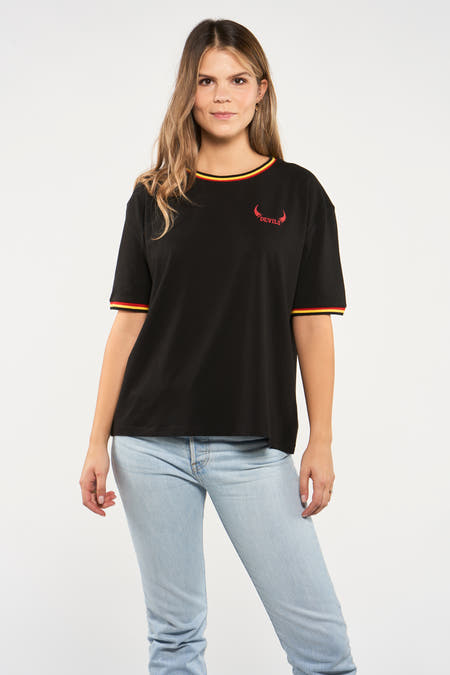 T-shirt noir à manches courtes de ZEB STYLE LAB, vu de derrière avec un col montant rayé et des manchettes.