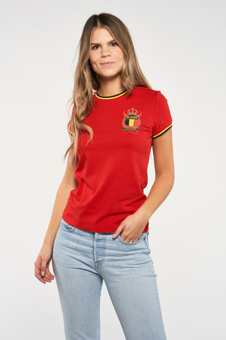 Rood T-shirt met korte mouwen van ZEB STYLE LAB, afgewerkt met een Belgisch wapen en gedragen met een jeans.