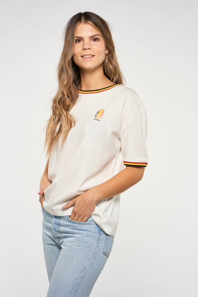 T-shirt blanc de ZEB STYLE LAB, avec manches courtes, encolure ronde et détail Belgique sur la poitrine, porté avec des jeans.