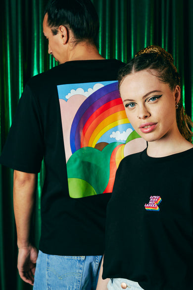 Zwarte top van ZEB STYLE LAB met kleine 'Love Has No Labels' print en iemand met een T-shirt met regenboogprint op de rug.
